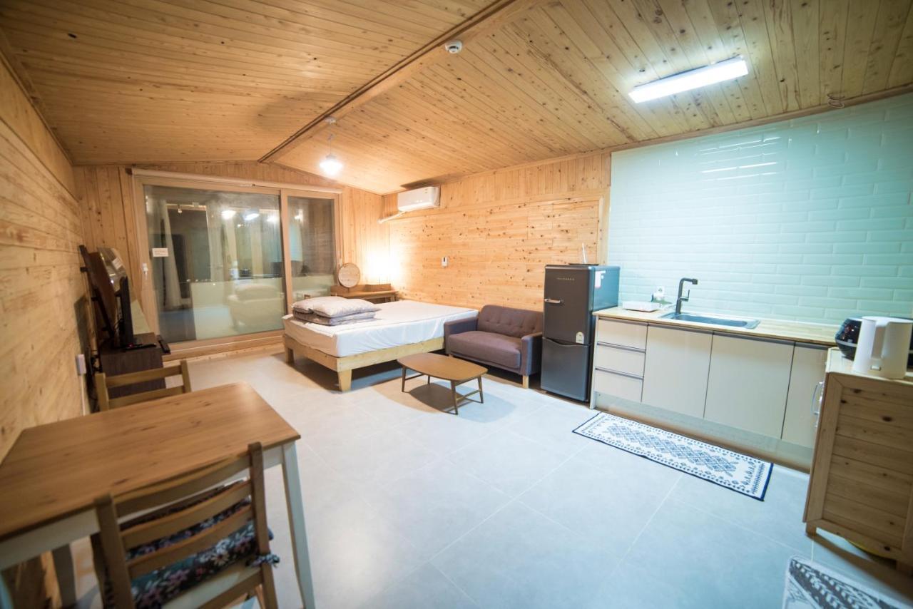 Jeju Sunflower Pension Согвипхо Экстерьер фото
