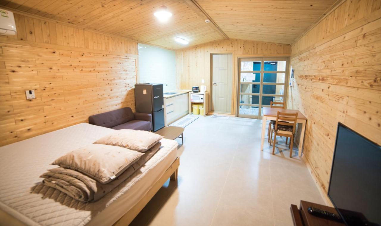 Jeju Sunflower Pension Согвипхо Экстерьер фото